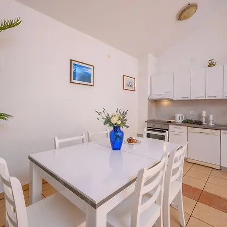 Tina Apartman *